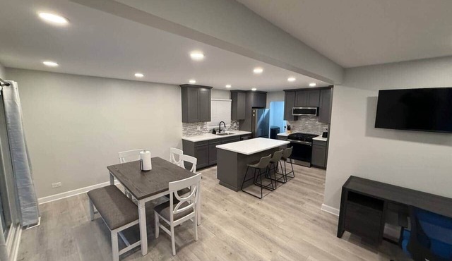 4Br/2ba Modern Fresh rehab near O'Hare in Elk Grove Village