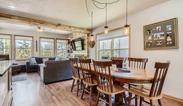 4BR Townhome w/Private Hot Tub, Garage, and Deck
