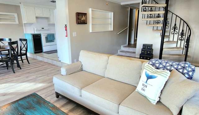 5 bedroom lakefront home private swim dock. perfect for families & fishermen in Grove
