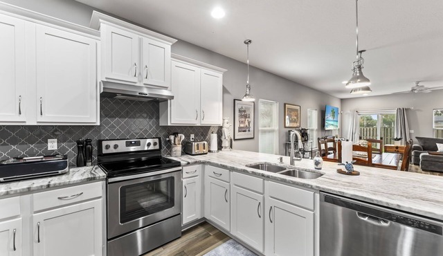 5 min crawl to beach! 4 br 2.5 ba large townhome. Shuffleboard! Mayo Clinic near in Jacksonville Beach