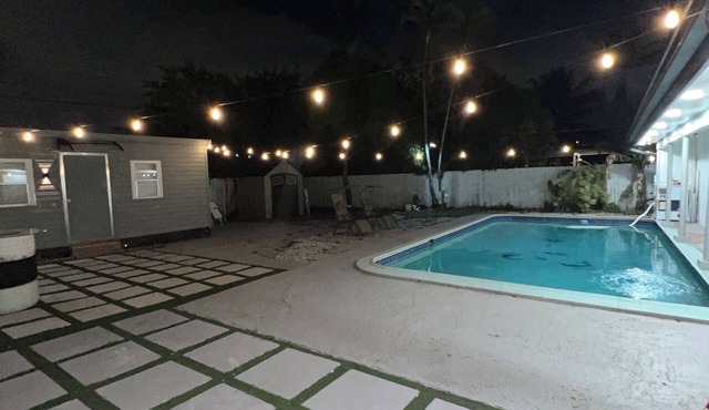 5 min. From The Guitar Charming 1-bedroom apartment with AC, WiFi in Hollywood in Hollywood