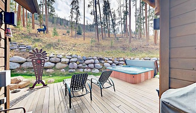5 Min to Vail Mtn – Private Home, Hot Tub & Views