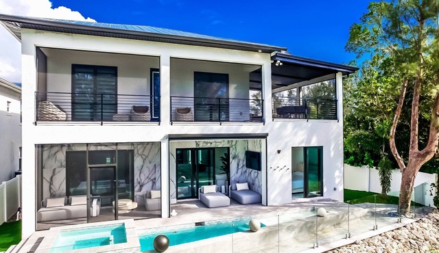 5bdr/5.5ba Modern Oasis with outdoor Gym, Cold Plunge, Heated Pool & Jacuzzi in Naples