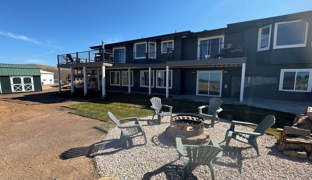 6 bedroom sleeps 22, Hot tub, and gorgeous view of Bear Lake, lots of amenities
