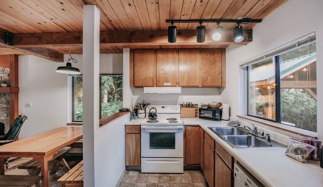 67mf- Hot Tub - Pets Ok - Bbq - Sleeps 5 3 Bedroom Home by RedAwning in Maple Falls