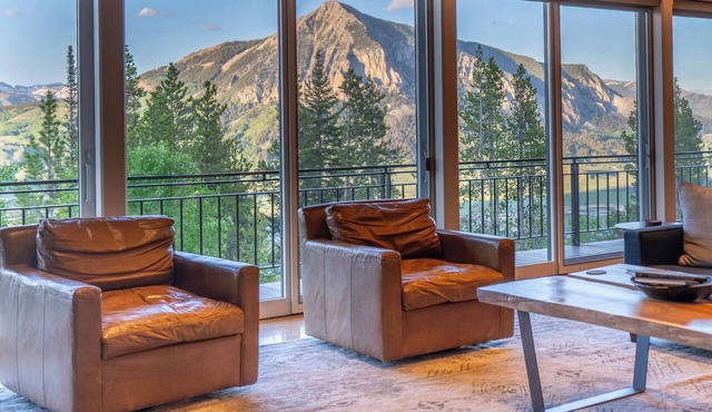 70 Acre Retreat, Epic Views, Hot Tub, En-Suites, 10 Min to CB