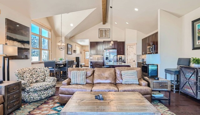 87 Maggie. Walkability! Shuttle. Pet friendly.