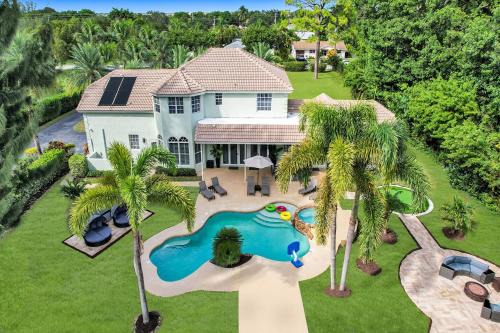 8BR Entertainers Estate with Pool, Games and Theater in Pompano Beach