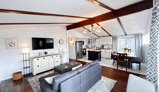 8th Street Haven - House in DT Hamilton in Hamilton