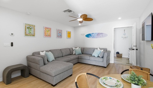 A&B Two Apt in a Triplex with 4 bedrooms and 2 bathrooms Near the Beach and 5th in Naples