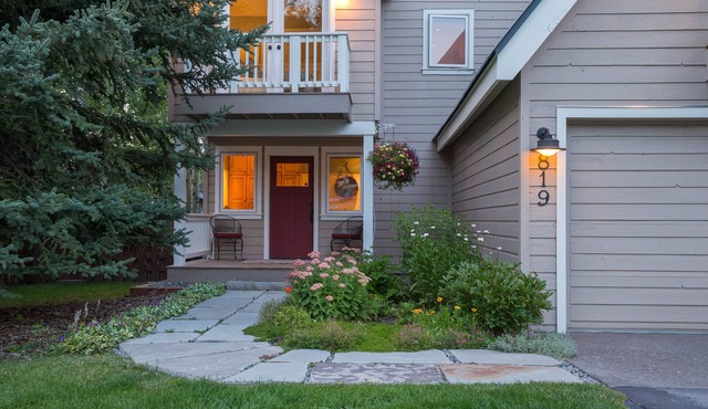 A Belle With a View - Luxury Four Bedroom + Loft in Town with Hot Tub