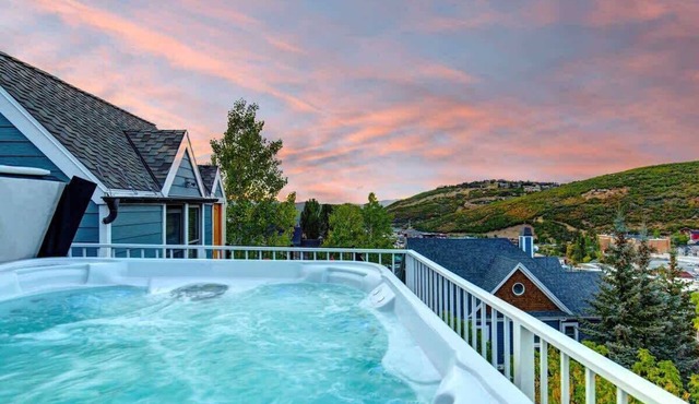 Abode on Woodside, private hot tub, walk to historic Main Street & trails