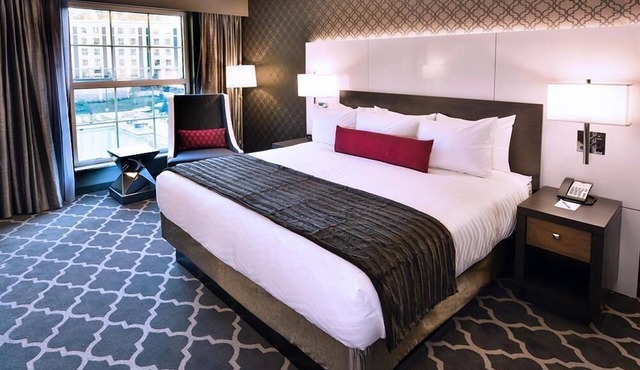 Accessible King Room -Outdoor Pool -Restaurants -Gym -Steps to Graceland in Memphis