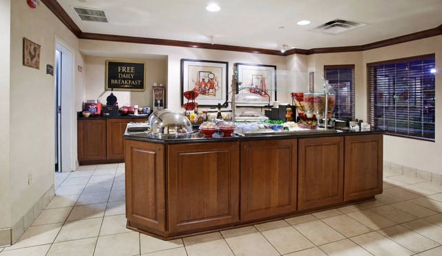 ADA Suite w/Tub Nr DEN | Free Breakfast