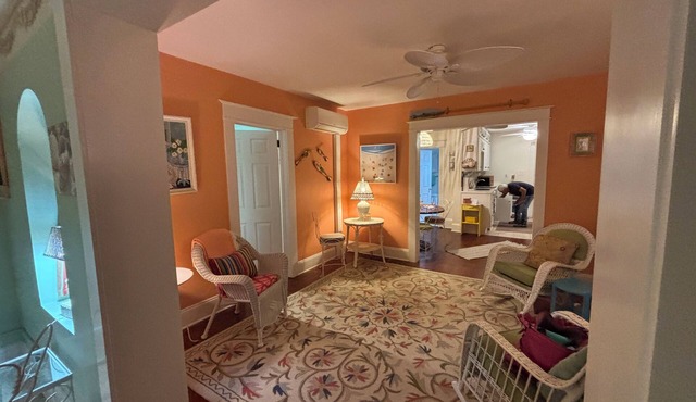 Adorable 2-bedroom bungalow with AC in Daytona Beach, walking distance to beach