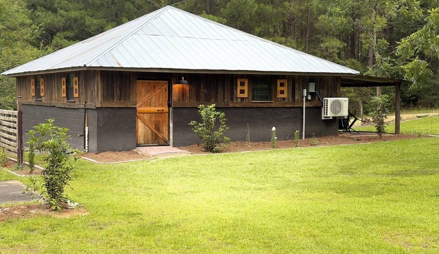 Adorable 2-bedroom cabin in the CONECUH National Forest for your getaway