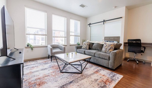 Adorable Apt w/Private Desk
