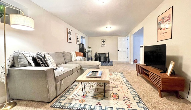 Adorable, Peaceful & Updated Guest Suite in Aurora