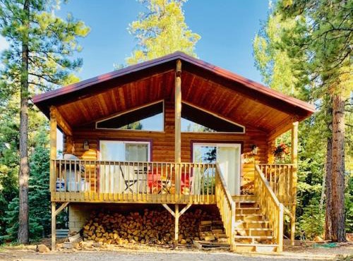 Adventure Awaits 3King Bed,2Bath Log Cabin in heart of Duck Creek Village!