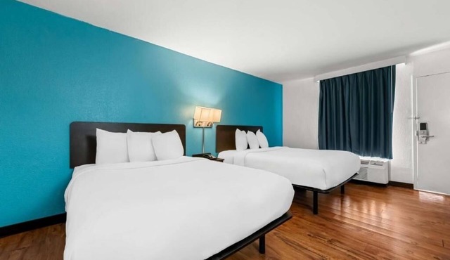 Affordable Stay Complete with Pool and Complimentary Parking in Hamilton
