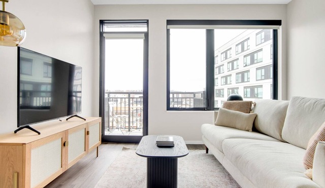 Airy Congress Park 2BR w/ Gym & Pool, near shops & dining, by Blueground