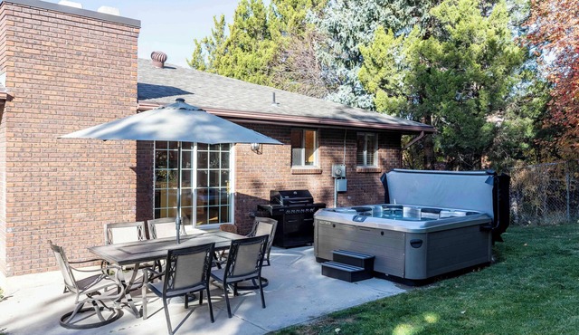 All king beds (with 2 rooms that can convert into 2 twin XLs), hot tub, arcade, and fresh updates. Spacious, cozy, and minutes to Snowbird & Alta. Pet-friendly and perfect for ski groups wanting comfort, style, and unbeatable canyon access.