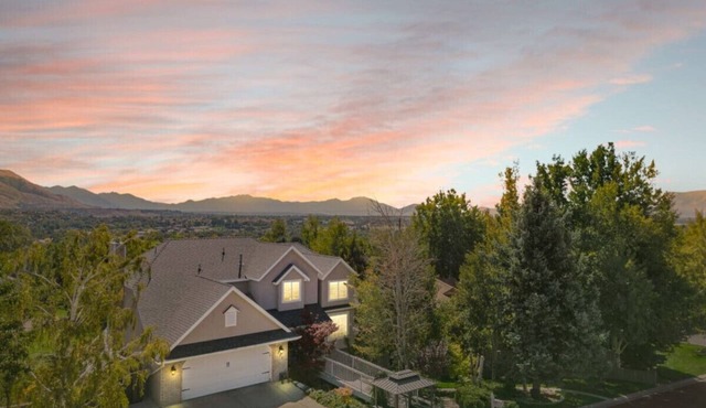 Alpine Peaks View | Queen Beds | Central | Massage