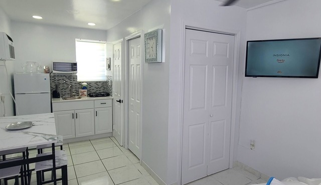 Apt Hollywood Fl close to Hard Rock Stadium and Hard Rock Casino Guitar Hotel