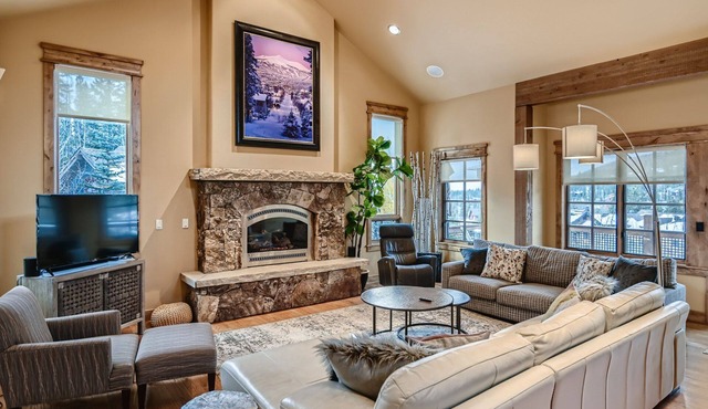 Aspen Grove Chalet: Private Hot Tub, Fire Pit, Pet-Friendly, Near Downtown