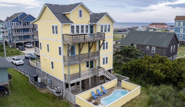Atlantic Dreams: Spacious home steps to beach, pet friendly in charming Rodanthe in Waves