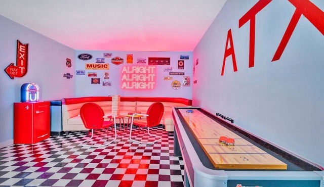 ATX Jukebox | Jacuzzi | Shuffleboard | Fire Pit in Austin