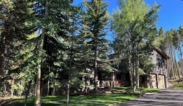 August Availability! Great Layout/Views/HotTub/PoolTable/Grills/HikeOutTheDoor!