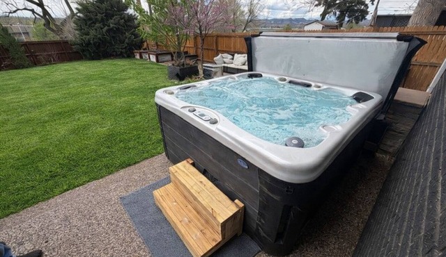 Backyard Escape + Hot Tub - Minutes to Red Rocks & Denver-Large Basement Hangout