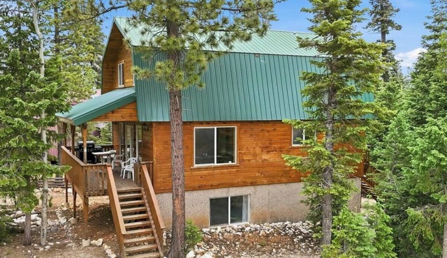 Basecamp Adventures with Firepit, BBQ, Sleeps up to 15