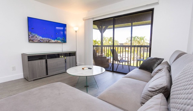 Bass & Sun Modern & Pool View ! 2/2 Bedroom