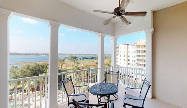 Bayfront condo with amazing views shared hot tub & community pool