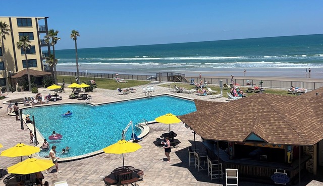 Beach Side 1-bdrm, AC, Wifi, kitchenette, balcony, direct ocean view. in Daytona Beach Shores