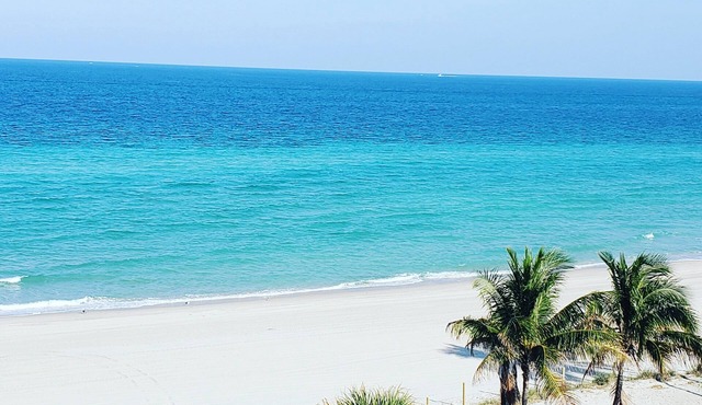 Beachfront 2BR w/Balcony, Pool, Free Parking, Prime Location