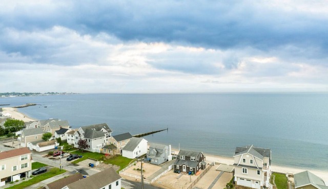 Beachfront 4-bedroom house with AC in Old Saybrook. in Old Saybrook