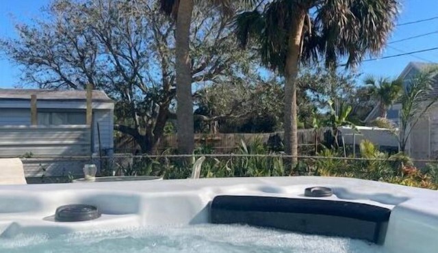Beachside Cottage Huge Swim Spa! in Ormond Beach
