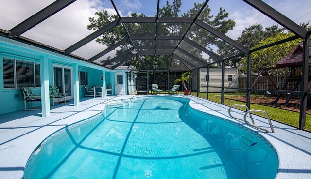 Beachside 4BR 3BA, Chef’s Kitchen, Heated Saltwater Pool, No Smoking, one level in Indian Harbour Beach