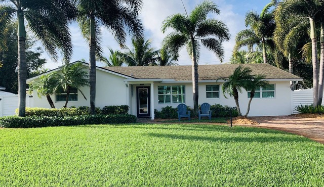 BEACHY BUNGALOW. Within two miles of beaches/boat ramps. Book your WINTER stay!