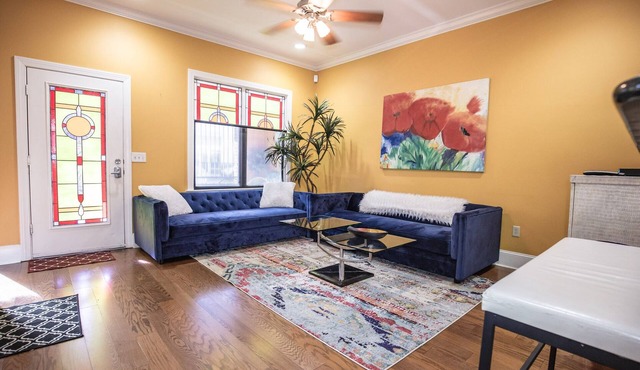 Beale 2 blocks, 2800 SqFt 9 beds 2car-garage 3 patios Trolley stop @front door in Memphis