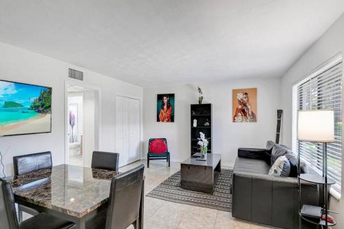 Beautiful 1bd, prime location, parking, pets 828-2 in Delray Beach
