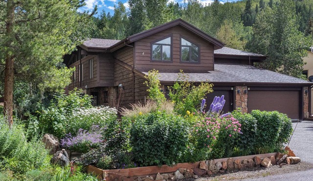 Beautiful Backyard With Private Hot Tub - Pet Friendly - Beds for any group dynamic