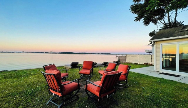 Beautiful Bayfront Home Heated Pool & Jacuzzi in West Haven