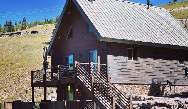 Beautiful cabin with amazing views. By hiking, biking, skiing and trail riding