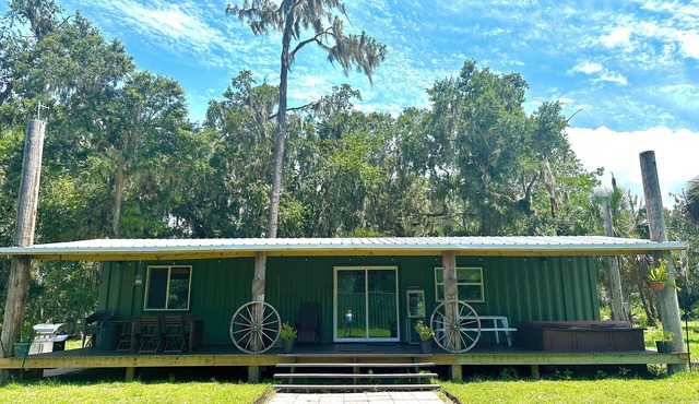 Beautiful Container Home in Lithia, FL for 4 people. in Lithia