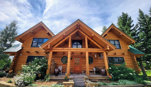 Beautiful log cabin home on the east river! Private hot tub and fishing access!
