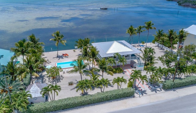 Beautiful Oceanfront Home on Ramrod Key - Three Lots, Dock & Poolside Tiki Bar in Ramrod Key